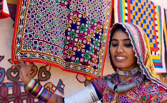 Tangalia weaving weaver of Gujarat I Motorbike Expedition to Gujarat I Tribal women & her embroidery & silk weaving craft