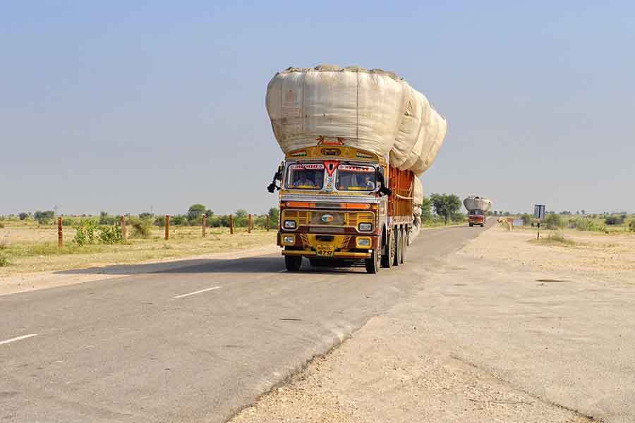 A Highway View of Indian Roads I A truck filled with husk on the roads of Rajasthan I Adventurous Bike routes of Rajasthan